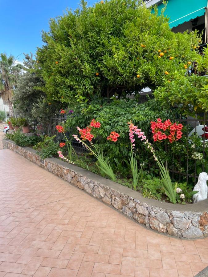 Apartment Aurora & Nicole Ideal Per Biker Con Terazza Vista Mare Parcheggio E Wi-Fi Gratuiti Pietra Ligure Buitenkant foto