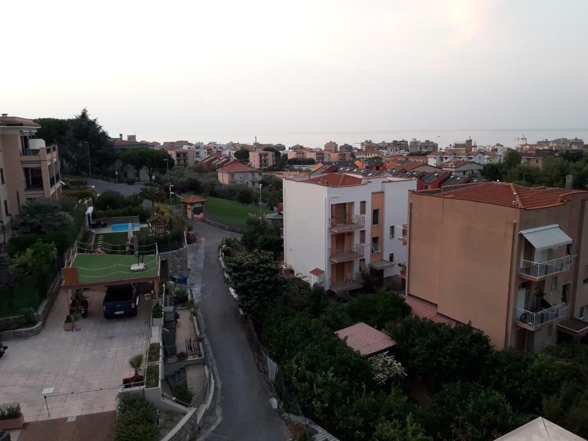 Apartment Aurora & Nicole Ideal Per Biker Con Terazza Vista Mare Parcheggio E Wi-Fi Gratuiti Pietra Ligure Buitenkant foto